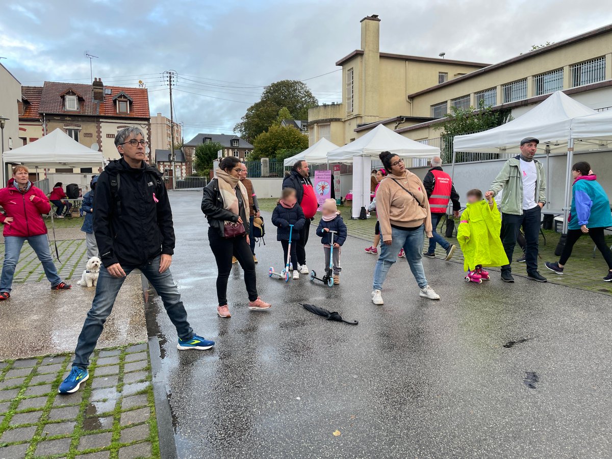 foundever_fr's tweet photo. 40 de nos collaborateurs à #Rouen ont marché pour Octobre Rose avec l'association RandoDéville, récoltant 240€ de dons pour la recherche du cancer du sein. Merci à tous ! 👟🎗️

#OctobreRose #MarcheRose #Sensibilisation #Solidarité
