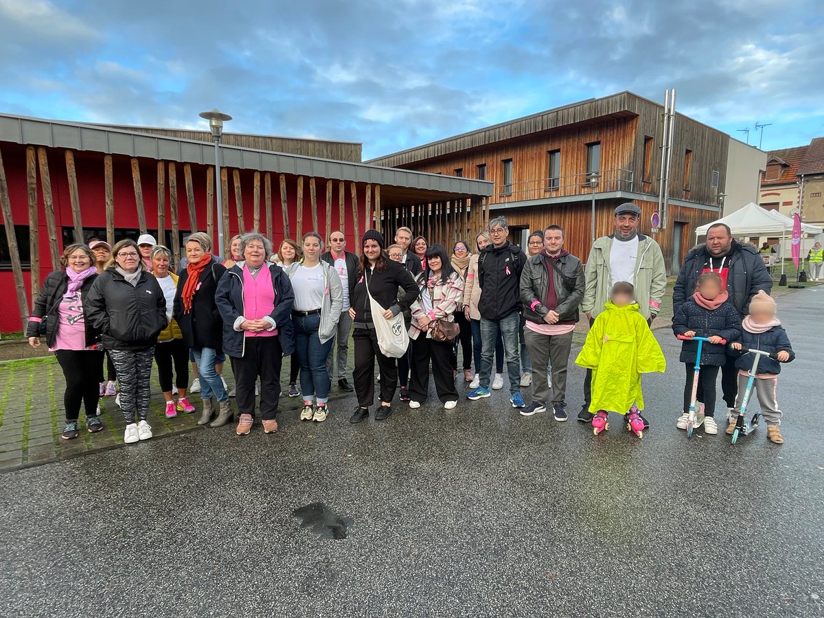 foundever_fr's tweet photo. 40 de nos collaborateurs à #Rouen ont marché pour Octobre Rose avec l'association RandoDéville, récoltant 240€ de dons pour la recherche du cancer du sein. Merci à tous ! 👟🎗️

#OctobreRose #MarcheRose #Sensibilisation #Solidarité