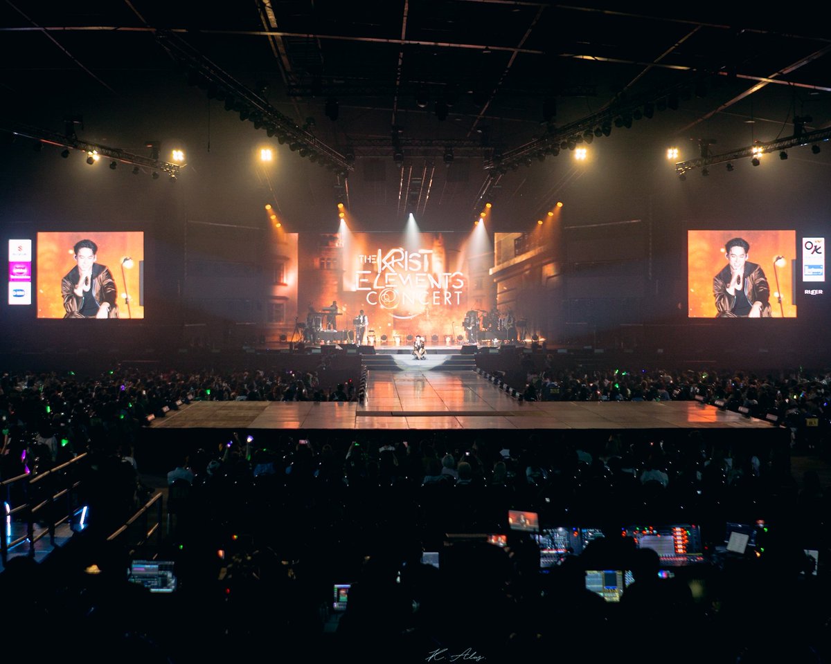 karn_alas's tweet photo. ทิ้งเวทีให้น้องรันต่อในขณะที่ตัวเองวิ่งไปห้องน้ำ น้องเลยนั่งคุยเลยจบๆ พีวัดเอ้ย!! ขำก็ขำสงสารก็สงสาร😆
#KristTheElementsConcertD2
#KristTheElementsConcert
#KristPerawat #GawinKrist #GawinCaskey https://t.co/tFay6bNr6L