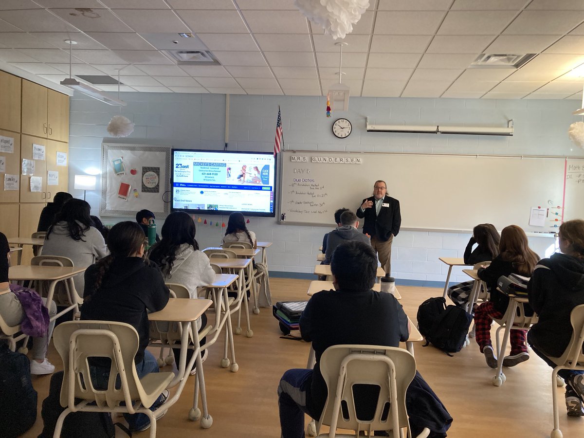 Thank you to Mr. Joseph Shaw from @27east/@SouthamptonPres for speaking to Mrs. Gunderson’s NewsLiteracy class in @HamptonBays_MS about news reliability and making informed opinions. #WeAreHB #newsliteracy @NewsLiteracy