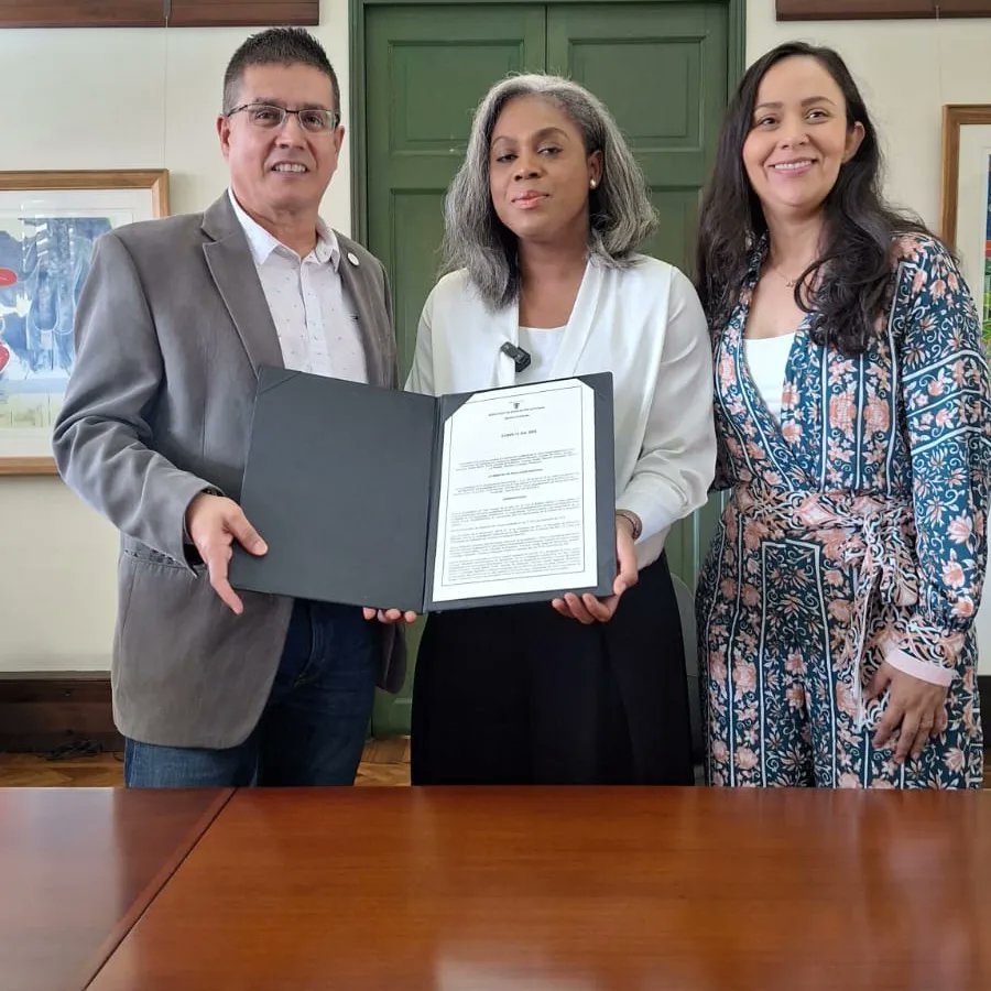 UdeA's tweet photo. @johnarboleda63 @AuroraVergaraF1 @Mineducacion @emisoraudea @GobAntioquia «La #UdeA deja un hito importante para el país. Le envía un mensaje fuerte y sólido. ¡Se puede ampliar, con calidad, la cobertura, la investigación y la extensión!», @AuroraVergaraF1, ministra de educación. https://t.co/S2LhQKuI2H