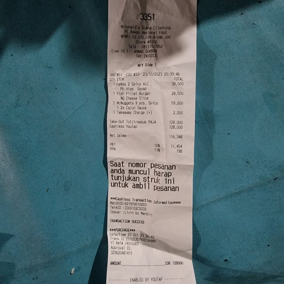 fernando_cherry's tweet photo. Gak ngerti SOP @McDonalds_ID mall Cijantung, ditungguin 15 menit untuk spicy ternyata pas konfirmasi harus tunggu 20 menit, akhirnya pasrah ke crispy. Untuk spicy nugget minta cajun, tanpa confirm ubah ke barbeque yg gak jelas rasanya https://t.co/8EHDjIvBHe