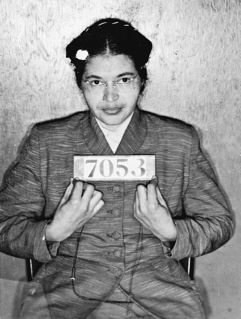 #Lafemmeillustredujour
24 octobre 2005, Rosa Parks meurt à 92 ans.

Le 1er décembre 1955, elle refusa de céder sa place à un passager blanc dans un bus de Montgomery, fut arrêtée et condamnée à 15 dollars d'amende.

Ce geste lança le mouvement des droits civiques aux États-Unis.