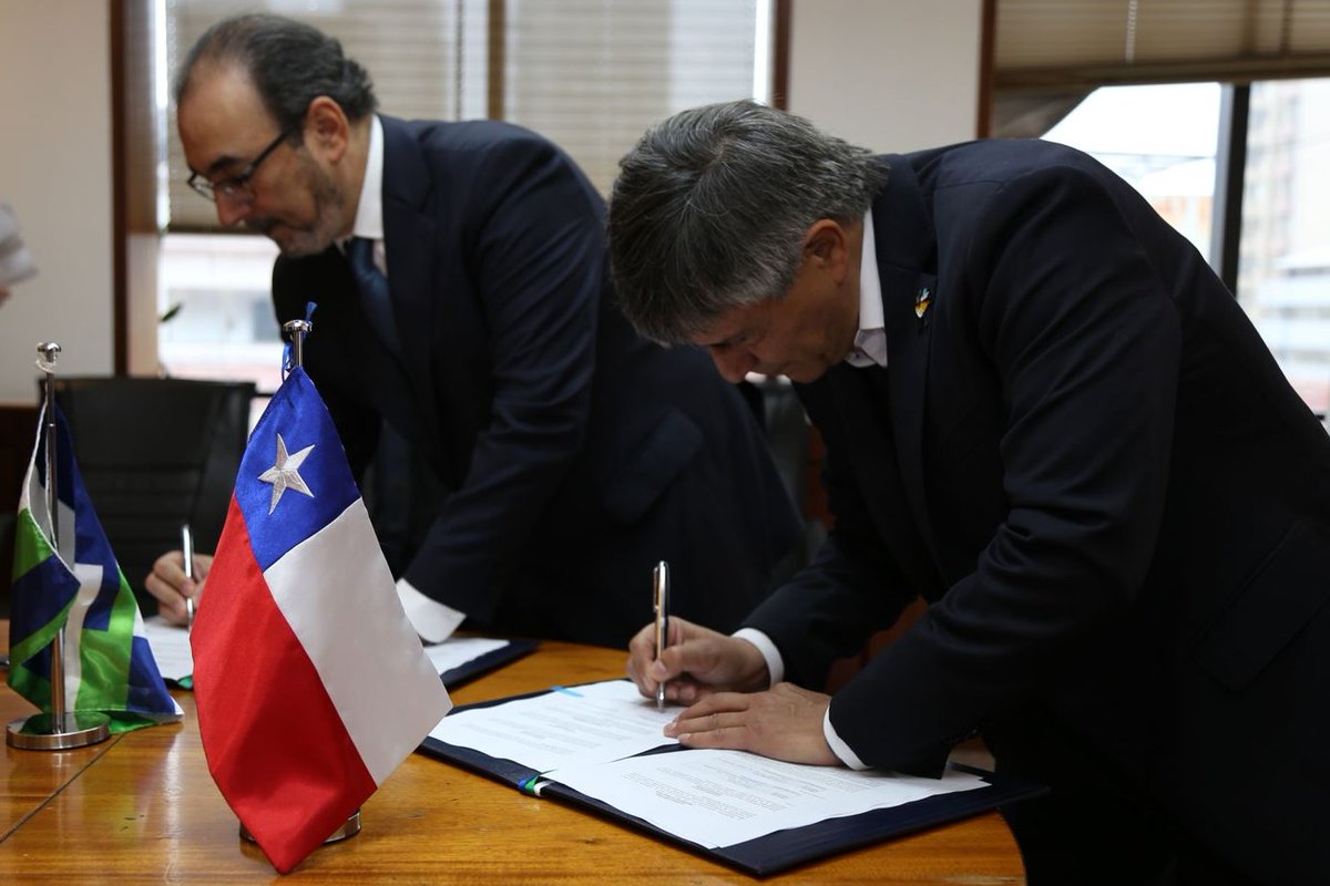 subtel_chile's tweet photo. ¡Muy buenas noticias para el país!📡🇨🇱

El subse @claudioarayasm y el presidente de la CAF, @sergiodigra, firman convenio para realizar estudio de prefactibilidad para la construcción del cable submarino que unirá digitalmente la Antártida chilena y el territorio nacional. https://t.co/8Xka3IFhDq