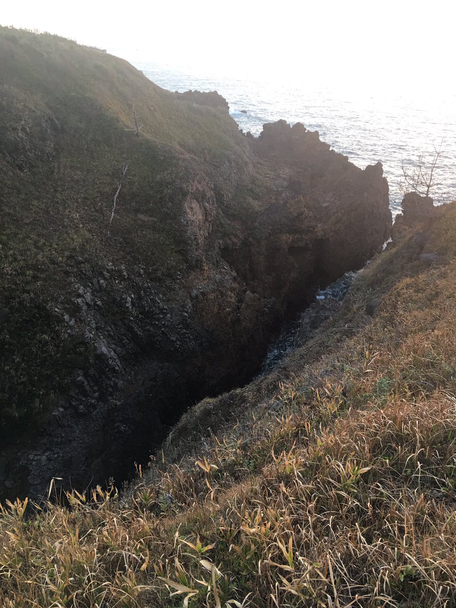 sp500500's tweet photo. 石川県志賀町「義経の舟隠し」
ここは柵が全く無くてスリリング。海に吸い込まれそうな切り立った崖が夕日を受けて美しい。 https://t.co/5ANFFoPjJ4