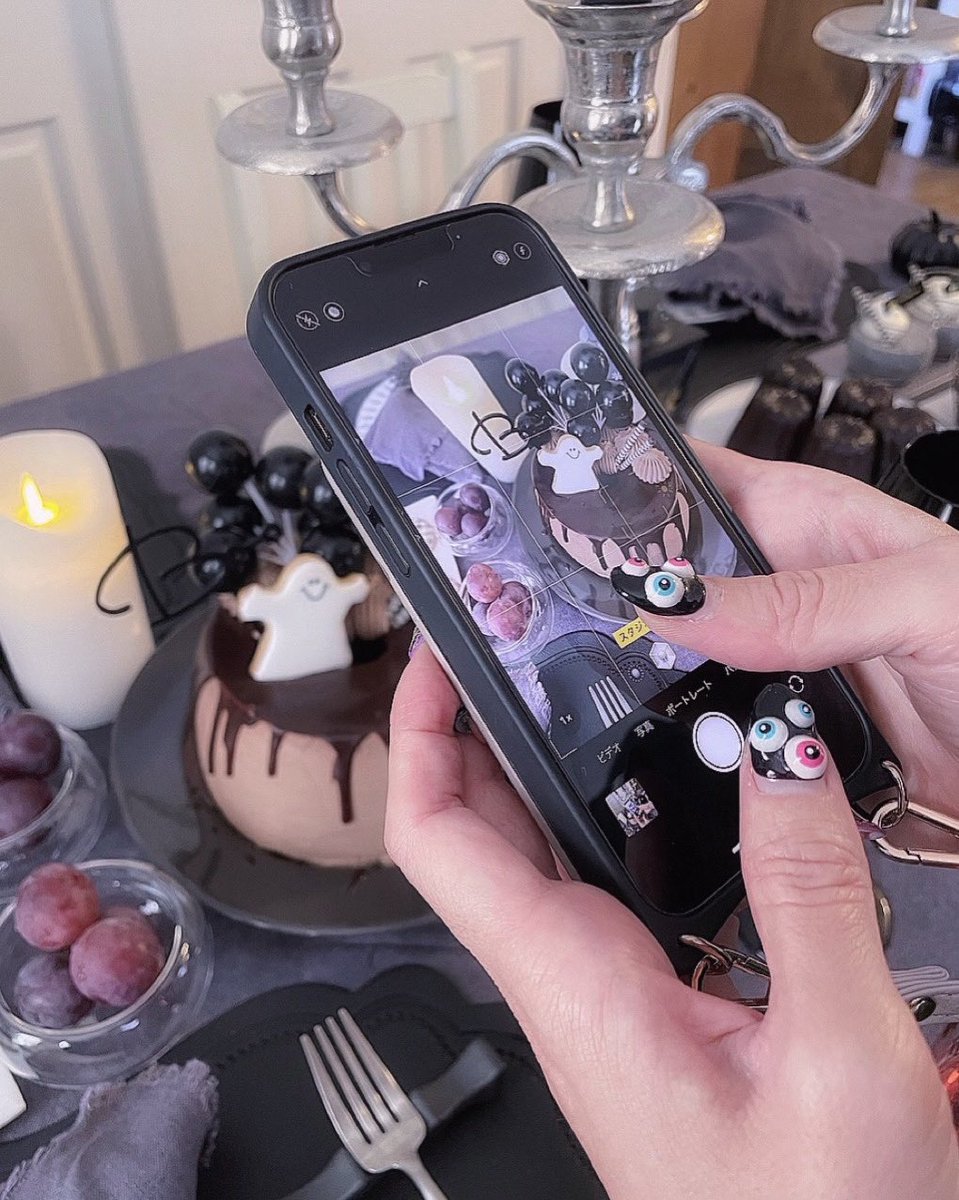 MapleRaspberry's tweet image. Boo!👻
お友達とハロウィンパーティーをしたので米粉シフォンケーキをハロウィン風にデコレーションしました💓
ハロウィンネイルが可愛い👀❤️
#halloween #halloweencake #cakedecoration