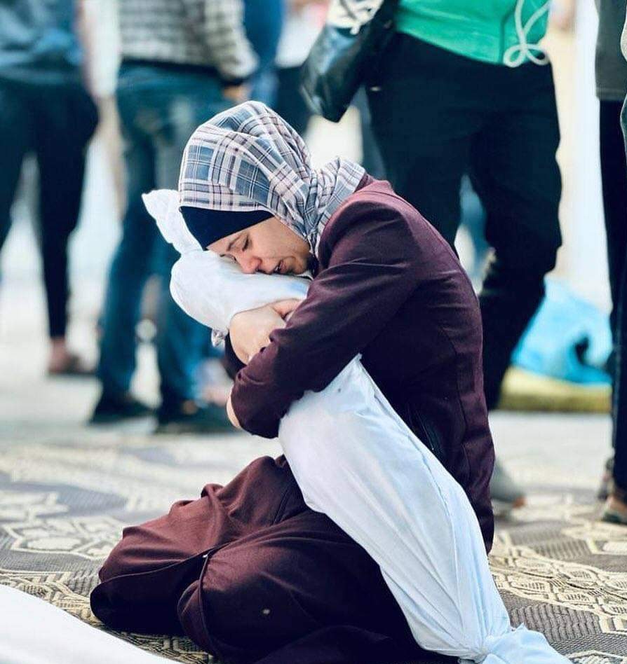 وَلَا تَخَافِي وَلَا تَحْزَنِي ۖ إِنَّا رَادُّوهُ إِلَيْكِ.