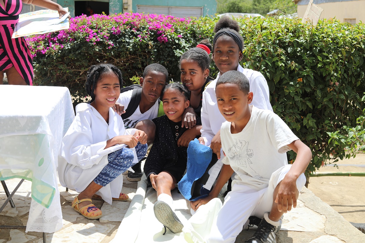 UNICEFCuba's tweet photo. Niños y niñas de la escuela "Orlando Regalado", en Songo La Maya, aprenden a protegerse de desastres naturales, a través de la representación de obras teatrales. 🎭🌍

👉Estos conocimiento les permiten ser protagonistas en la protección de su comunidad frente a #multirriesgos https://t.co/kPBQHkU9af