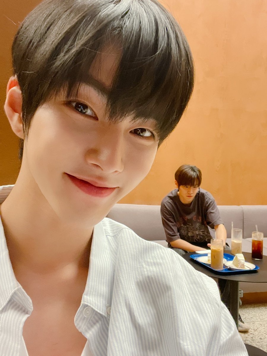 อึนฮันน่ารักมากจริงๆ ตัวติดกันมาก อย่างตอนนั้นซึงฮันชอบไปห้องอึนซอกบ่อยๆ บอกเตียงนุ่มพออึนซอกจะยกให้ก็ไม่เอา ก็คืออยากอยู่ด้วยนั่นแหละ ซึงฮันน้องเองก็สบายใจมากเวบาอยู่กับอึนซอก หลายครั้งก็ได้เห็นมุมดื้อๆเวลาอยู่ด้วยกัน น่ารักมาก ชอบเวลาอึนฮันอยู่ด้วยกันสุดๆ🥹