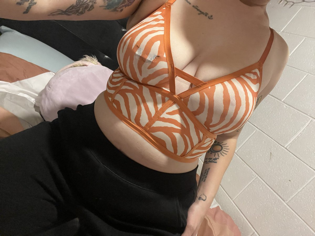 athenadd88's tweet photo. How do we like this new top 🫣 https://t.co/crBDjI4SZ8