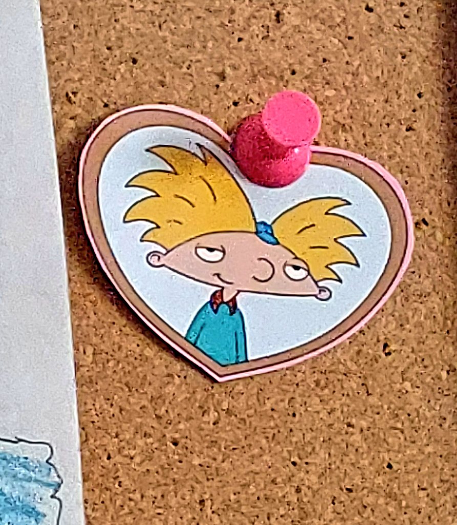 Mi hija sabe que una de mis caricaturas favoritas en la historia es Hey Arnold, y me puso esto en mi corcho para que trabaje feliz 😍
