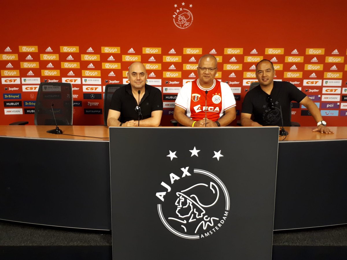 oom_ben's tweet photo. Zitten er klaar voor 🥰 #Budgetcoach #Ajax https://t.co/mOsiXWNqH1