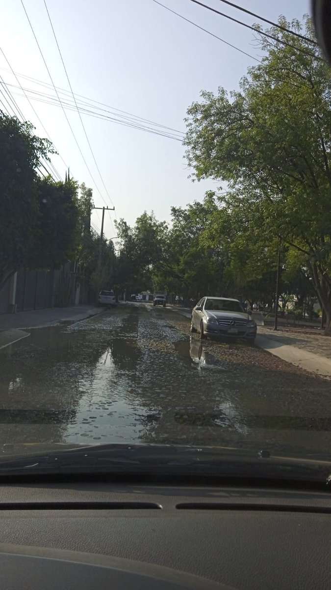 vivirjurica1's tweet photo. @CEAservcliente @cea_qro solicitamos intervención urgente para la reparación de fuga de agua potable en calle 1ra de Cedros a la altura del #508 , en Jurica Campestre es mucha agua la que está saliendo. Reporte 3451846 https://t.co/ZHypJNkARe