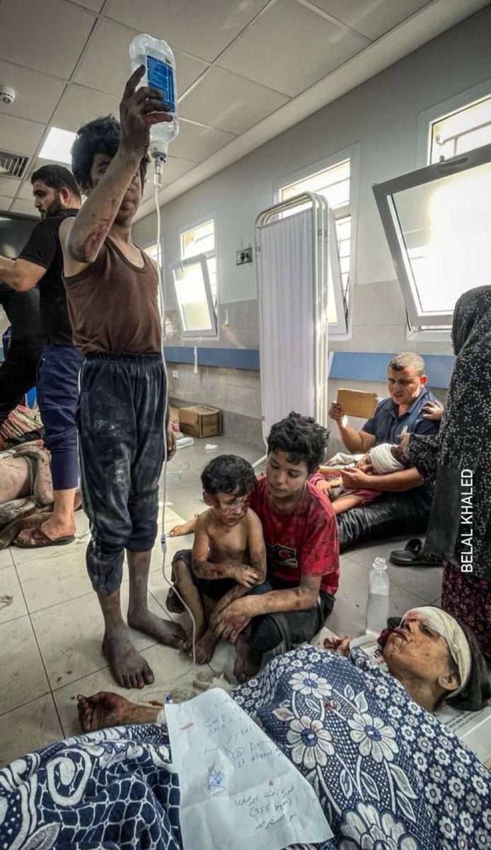 rdooan's tweet image. اكتظت ممرات المستشفيات في غزة بالشهداء والجرحى، والعالم يشاهد المذبحة، كل دقيقة هناك شهيد أو جريح.

لعنة الله على الخذلان!!