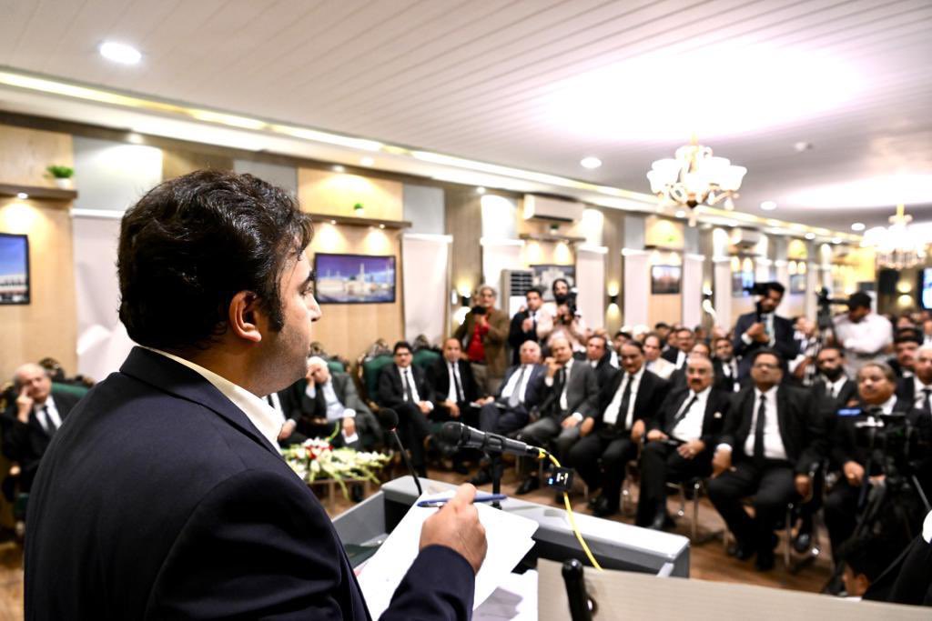 PeoplesFForum's tweet photo. اسلام آباد: چیئرمین پاکستان پیپلزپارٹی بلاول بھٹو زرداری کا سپریم کورٹ بار ایسوسی ایشن آف پاکستان کے تحت آئینِ پاکستان کے 50 برسوں کی تکمیل کے حوالے سے ہونے والی تقریب سے خطاب۔
#50YearsOfConstitution https://t.co/tXpwpO5hGI