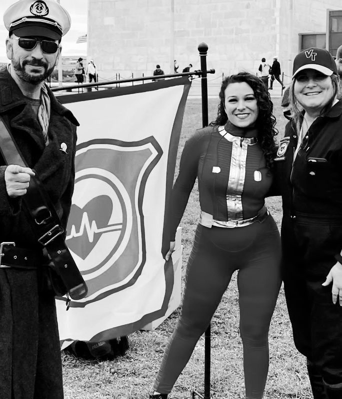 FFive0's tweet photo. Such a great day it was! Meeting the wonderful @LadyDevann the dynamic duo @WreckItRenee & @Rad_Rux our absolute hero @WesJohnsonVoice and so many more of you, the community of Fallout โค๏ธ๐โค๏ธ๐
#FalloutCosplay #FalloutForHope #Fallout25 https://t.co/Dkuzm2HITQ