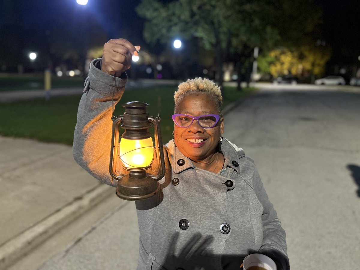 PullmanFriends's tweet photo. What a fun first Macabre tour of 2023! We opened a few more spots for this Friday's tour, and HPF has a feeling it will be spookier than the last 👻 RSVP today for our lantern-guided, #HistoricPullman experience.
📌 https://t.co/MdR2IQCnhb https://t.co/YqYm21rCEK