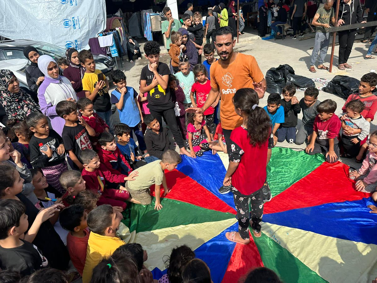 Our remarkable colleagues are unsung heroes.

Despite the unimaginable loss they have faced themselves, they're out every day leading our humanitarian response in📍#Gaza

Today, providing critical psychosocial support to children sheltering at <a href="/UNRWA/">UNRWA</a> facilities💙👧

#UNRWAworks