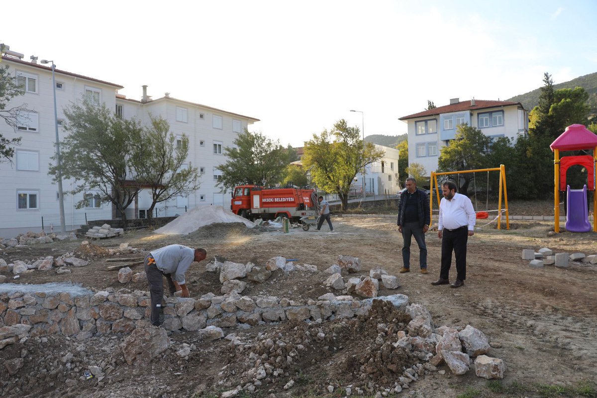 ibrahimozkan81's tweet photo. #Aksekimizdeki boş arazilerin düzenlemesini yaparak hemşehrilerimizin kullanımına sunuyoruz. 

#Demirciler Mahallemizde devam eden çocuk parkı ve çevre düzenleme çalışmalarımızı yerinde inceledik.

#DahaGüzelAkseki https://t.co/83q4Zqxa2c