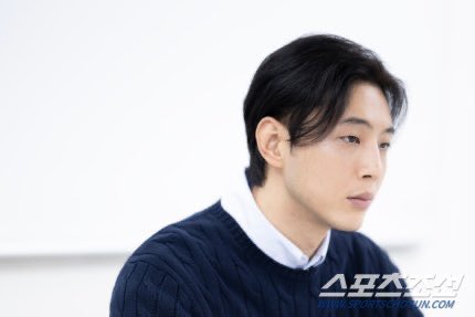 nUKiOz's tweet photo. [แปลแบบสรุป] บทสัม #จีซู กับ Sports Chosun เมื่อ 23 ตค ที่ผ่านมา

• มีค 2019 มีคนคอมเมนต์ในโลกออนไลน์ว่าเขาเป็นหัวโจกก่อเหตุบูลลี่สมัยเรียน และถูกกล่าวหาว่าล่วงละเมิดทางเพศด้วย จนถูกถอดออกจากซีรีส์ และ จีซู ออกมาเขียน จม ขอโทษ

• 4 เดือนหลังจากลง จม ขอโทษ จีซู ได้แจ้งไปยังสำนักงานกฎหมายที่ดูแลคดีอยู่ว่า ข่าวลือที่เกิดขึ้นเป็นเรื่องไม่จริง
และทำเรื่องร้องเรียนผู้แต่งข้อมูลดังกล่าวขึ้นมา

• หลังออกจากกรม ข่าวลือทั้งหมดได้เผยความจริงออกมาแล้วว่าเป็นเรื่องโกหก

• ตอนนั้นไม่ได้ออกมาชี้แจงเพราะต้องรีบขอโทษและถูกเรียกเข้ากรมพอดี

• เคสล่วงละเมิดทางเพศ เป็นเรื่องโกหกและได้รับ จม ขอโทษจากผู้แต่งเรื่องแล้ว พร้อมกับมีการลบข้อความนั้นออกไปแล้ว

• ตัว จีซู เองเคยถูกแก๊งหัวโจกทำร้าย ต่อมามีการมาขอโทษกันเลยสนิทกัน แต่ตัว จีซู ยืนยันไม่เคยบูลบี่หรือทำร้ายใคร

• จีซู ได้พบกับคนที่โพสต์เรื่องคนแรกและนั่งพูดคุยกันอยู่นานปรับความเข้าใจว่าตนเองไม่เคยทำร้ายใคร ตนแค่สนิทกับคนที่บูลลี่ผู้โพสต์

• ตนอยากแค่มาอธิบายเพราะเรื่องมันผ่านนานแล้วและไม่มีต้นสังกัด ที่มาครั้งนี้ไม่ได้ต้องการกลับมาทำงานในวงการแต่ต้องการชี้แจงเรื่องที่ทำให้เกิดความเข้าใจผิด

© https://t.co/C20VbNnpj6