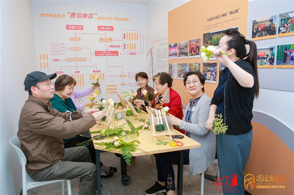 shanghaidaily's tweet photo. A new #community service center was inaugurated near #Shanghai's #HuaihaiRoadM. on Monday in an effort to create a 10-minute community #lifecircle around the landmark commercial hub.
The "Heart to Heart Community Service Center" at 372 Danshui Road in Huangpu District opened to the public to provide convenient services for residents, nearby office workers and delivery personnel. https://t.co/ULkkKcU6WW