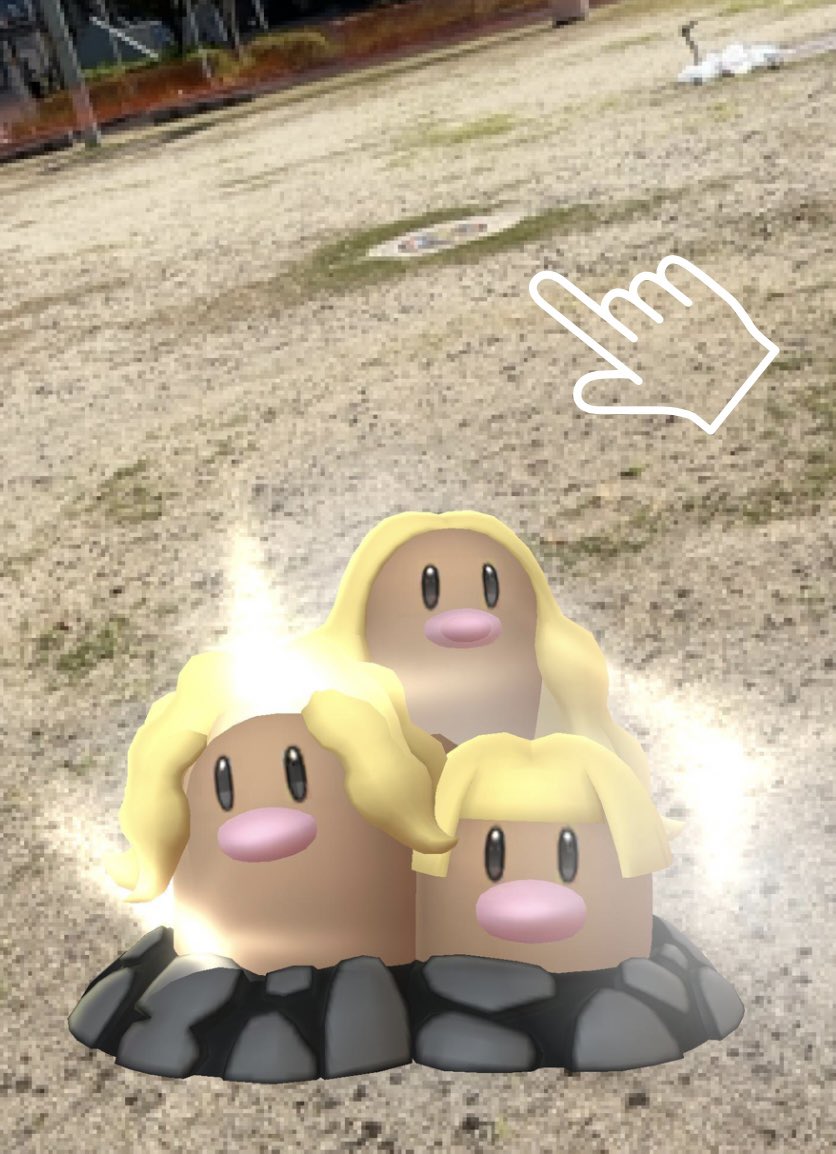 9poke1's tweet photo. 小倉のダグトリオのマンホールは周りの芝生の養生の為（だと思う）近づけなくて😱柵の外からパチリ😅ガックシ

色違いのダグトリオ所持してるのにショックで気づかず😨

#ポケモンGO https://t.co/yFm0Yysn2t