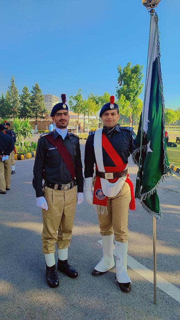 Mehransherpaoo's tweet image. With Honourable Youngest ASP
Mr; Muhammad Aarez Tajwar 
Congratulations,Sir 🤲🏻 may Allah give you more progress and give you the opportunity to serve the nation with a sincere heart.
@TajwarAarez 
#CSS2020  #49thCTP #PASSINGOUT 
#49th #STP Passing out of #NPA
