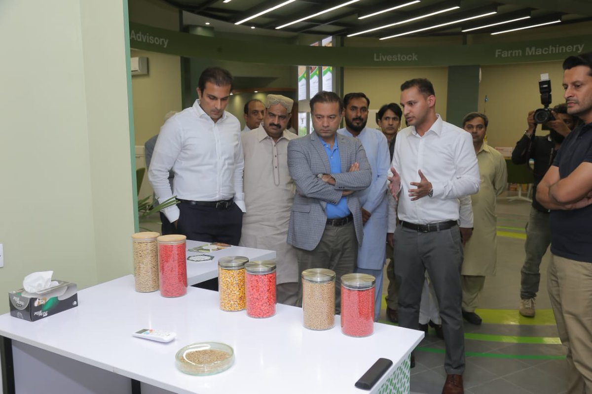 agri_department's tweet photo. Secretary Agriculture Punjab Nadir Chattha is inspecting one stop shop at District Okara
#agriculture 
#onestopshop https://t.co/TKzi8QJ6oM