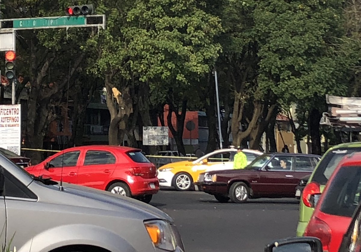 danfigueroa76's tweet photo. Miramontes y Av Santa Ana, esta es la ciudad que quiere @OHarfuch, llena de caos vial gracias a la nula preparación de los oficiales de la @SSC_CDMX, no les interesa servir, les interesa servirse con la cuchara grande.
#fueraCorruptosfuera #FueraMorena2024 https://t.co/JyuJjzI4ZL