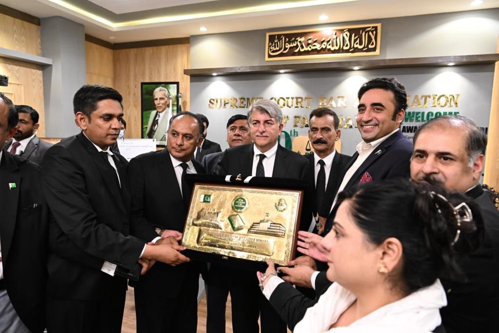 PeoplesFForum's tweet photo. اسلام آباد: چیئرمین پاکستان پیپلزپارٹی بلاول بھٹو زرداری کی سپریم کورٹ آف پاکستان آمد پر صدر سپریم کورٹ بار ایسوسی ایشن عابد زبیری کا جمہوریت اور آئین کے لئے ان کی اور ان کے خاندان کے دیگر افراد کی خدمات کے اعتراف میں اعزازی شیلڈ پیش کی۔
@BBhuttoZardari
#50YearsOfConstitution https://t.co/FTsWp4zZ1m