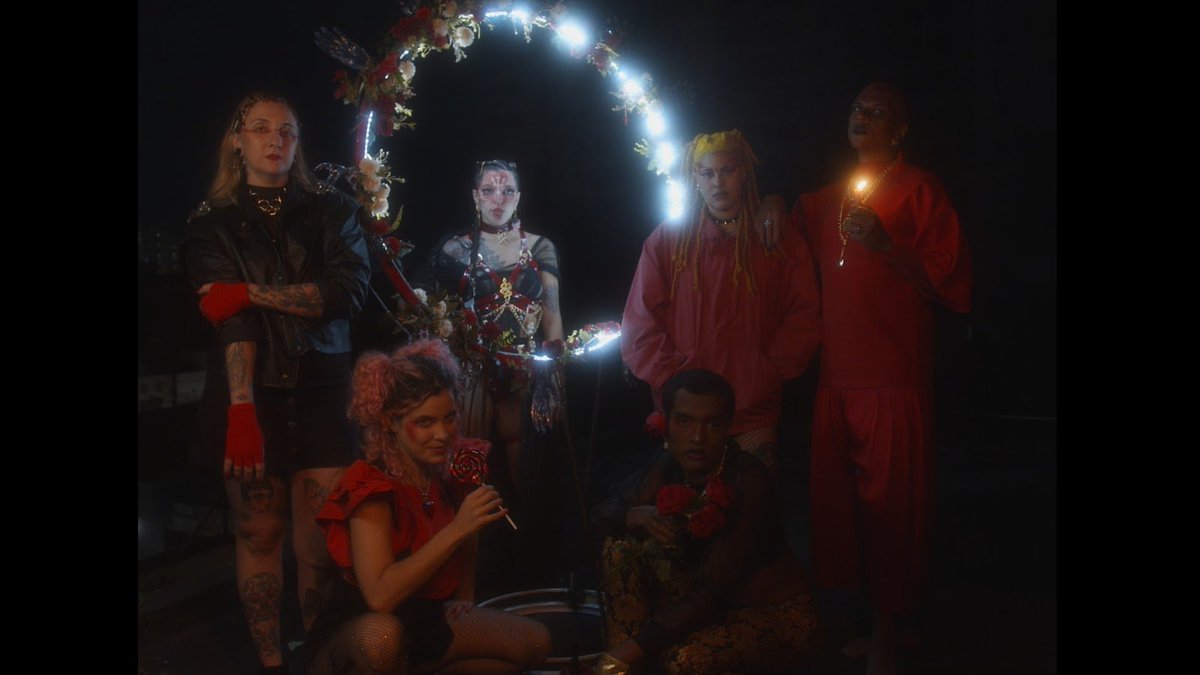 ÀIYÉ (<a href="/larissaconforto/">Larissa Conforto</a>) faz jornada conceitual entre o sagrado e o profano no poderoso clipe duplo “Pomba Gira / EXU”.

Atração do Primavera (<a href="/PsSaopaulo/">Primavera Sound São Paulo</a>), artista carioca resume conceito do álbum “TRANSES” com projeto inspirado pela moda.

Assista aqui: 

youtu.be/sCfRvm6MoU0?fe…