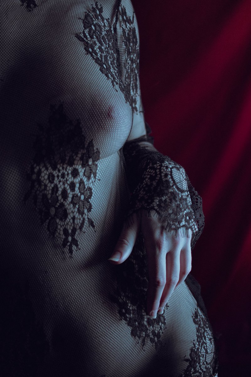 Coucou !

Petit extrait d'une jolie séance d'autoportrait aujourd'hui.
à retrouver entièrement sur mon Patreon😉.

#MondayMotivation #photography #woman