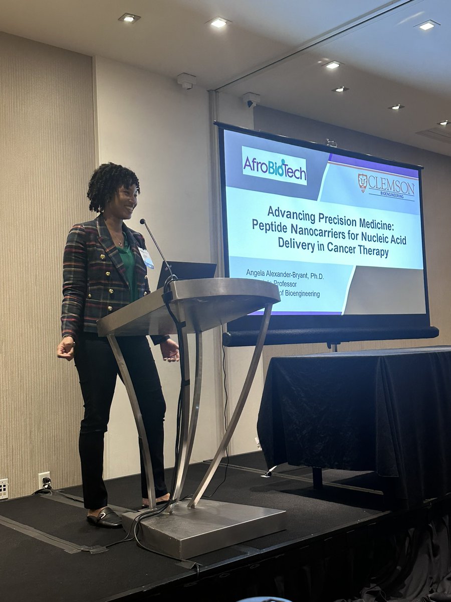 DrBlackBoots's tweet image. Recently tenured professor @NanoBioLab1 is kicking off session 3 on Nucleic Acid and Genome Design talking about peptide nanocarriers for delivering nucleic acid cancer therapies!
#AfroBiotech2023