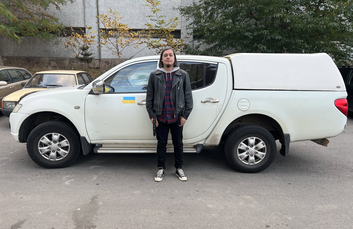LyrYevhen's tweet photo. А оце — 230 авто, що незабаром поповнить ряди ЗСУ. Ви купили його для 110 бригади на Авдос, ми веземо на СТО, робимо що треба, фарбуємо і передаємо!

Скористався рідкісною можливістю сфоткатися з одним із корчів до того, як він поїде далі на Схід) https://t.co/wDjmZOzRY1