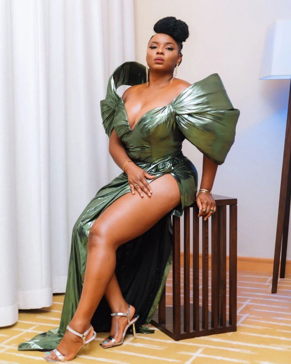 AfricanfacesX's tweet photo. Yemi Alade is exceptionally stunning.
She's undoubtedly among the most elegantly attired and striking African artists in existence.

What's your favourite Yemi Alade song?
#AfricanFaces #Davido #AfricanFaces #GreenDress https://t.co/ZjoiVPspzd