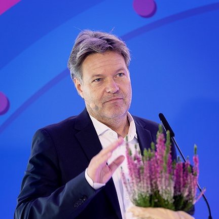 Amprion's tweet image. Tempo für die #Energiewende: Der Bau von #ANord startet knapp 1 Jahr früher als geplant! 🏎️ Den Spatenstich feiert #Amprion heute mit Robert Habeck @BMWK, @OlafLies &amp;amp; @GruenMeyer. Ab 2027 werden A-Nord &amp;amp; Ultranet Windstrom aus der Nordsee in den Westen &amp;amp; Süden transportieren.