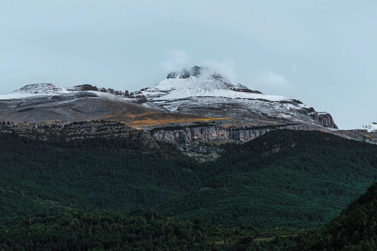 Collarada vestido de blanco. Las primeras nieves han llegado al #Pirineo Aragonés y a #Villanúa. ¿Presagio de una gran temporada invernal? En cualquier caso, una estampa espectacular captada por <a href="/Yhabril/">УℍᗩᏰЯᎥℓ</a>