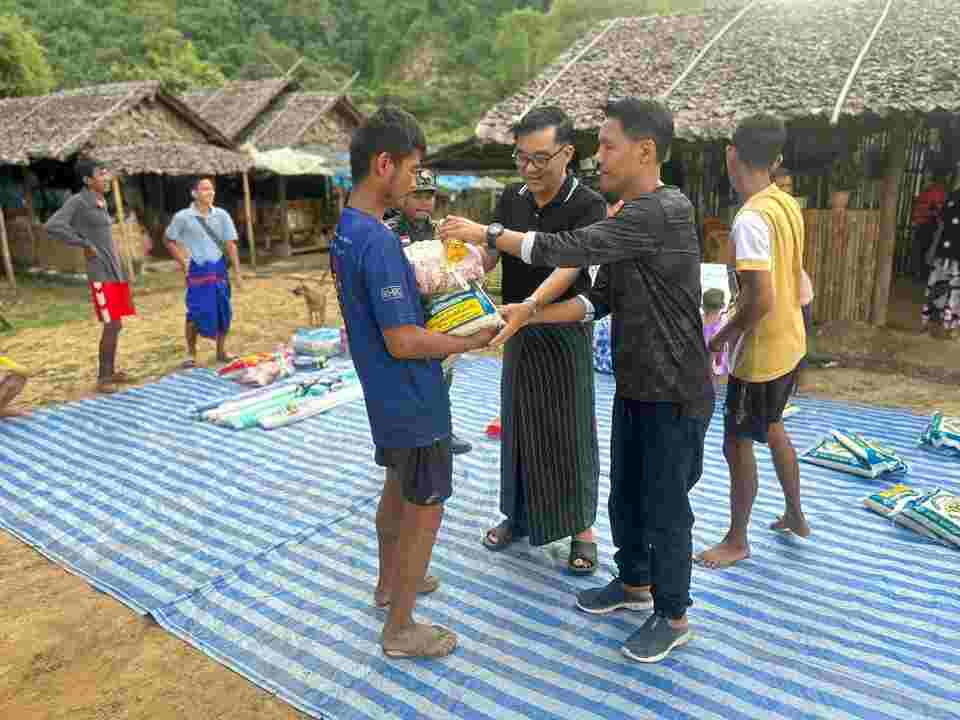Khithitofficial's tweet photo. ကရင်ပြည်နယ်အတွင်းရှိ CDM ဝန်ထမ်းများနှင့် စစ်ဘေးရှောင် ပြည်သူများကို စားသောက်ကုန် ပစ္စည်းများ လှူဒါန်း
Read more->https://t.co/SM0l3Jr2gJ https://t.co/rSNI62uBJo