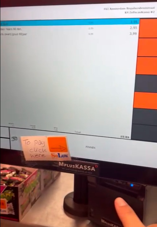 In a self-payment machine somewhere in Netherlands I found this different UX solution 
OMG bad UX🤣
