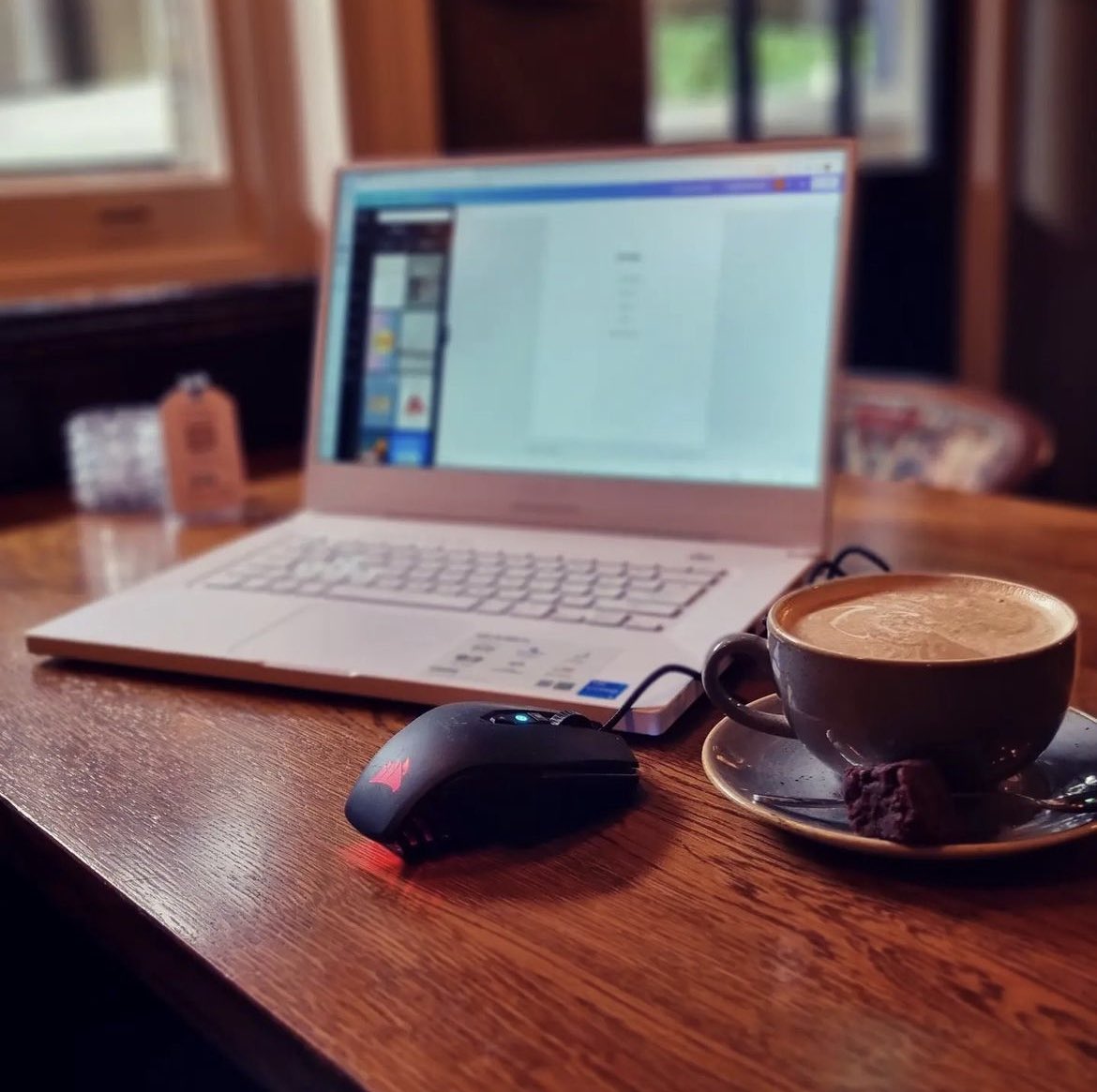 thecrownlee's tweet image. Tired of the same old work-from-home routine? It's time to change things up!

Cody atmosphere 😊🔥 ✅
Inspiration everywhere 💡 ✅
Free Wi-Fi 💻 ✅
Great food &amp;amp; coffee 🥗☕ ✅

Pack your laptop, and let's make "work" feel less like "work".

#workfrompub #newoffice  #pub #SE12