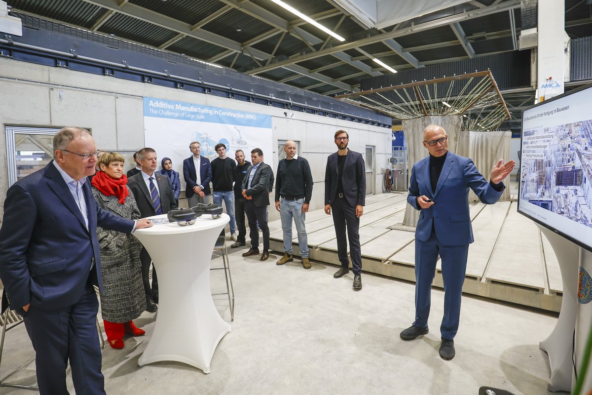 tuBraunschweig's tweet image. Bauen mit dem #3D-Drucker, Nachwuchs für den #Mikrochip: Einblicke in gleich zwei zentrale Forschungsfelder erhielt Niedersachsens Ministerpräsident Stephan Weil heute bei seinem Besuch an der #TUBraunschweig.
👉lnk.tu-bs.de/e6ZPE3
