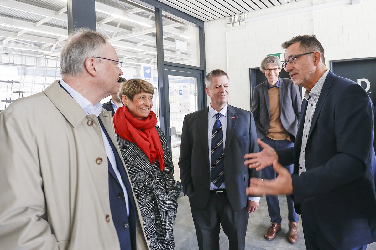 tuBraunschweig's tweet image. Bauen mit dem #3D-Drucker, Nachwuchs für den #Mikrochip: Einblicke in gleich zwei zentrale Forschungsfelder erhielt Niedersachsens Ministerpräsident Stephan Weil heute bei seinem Besuch an der #TUBraunschweig.
👉lnk.tu-bs.de/e6ZPE3