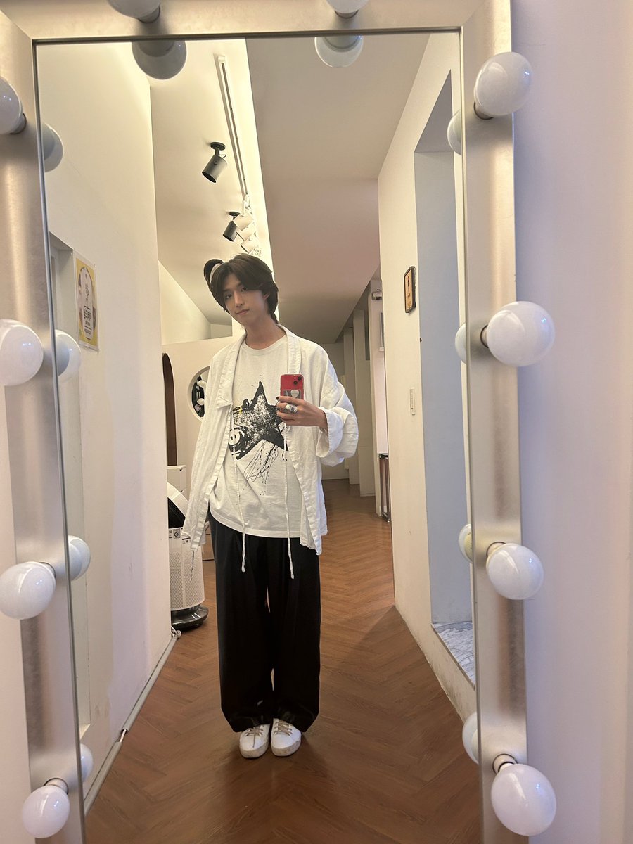 gunilsmenu's tweet photo. junhan's apple hair mirror selcas (ft. jooyeon) 🥹🩷 https://t.co/Qq4KNPCbUa