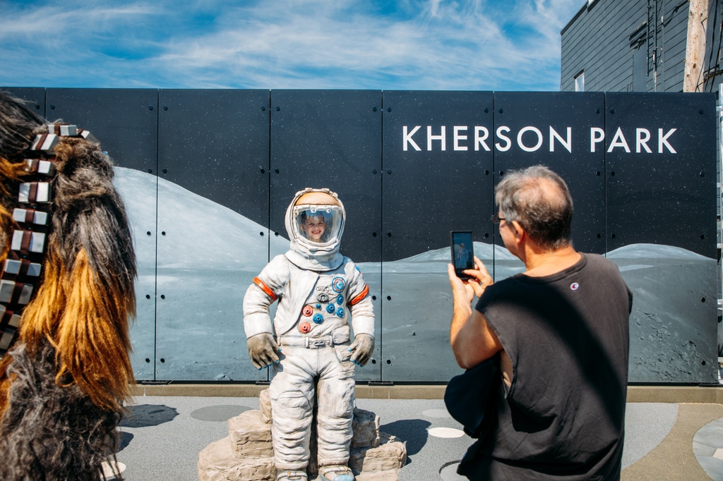 📸 What does your photo op look like? An astronaut? A catcher's mask? Other? Do tell.. we're all ears.👂