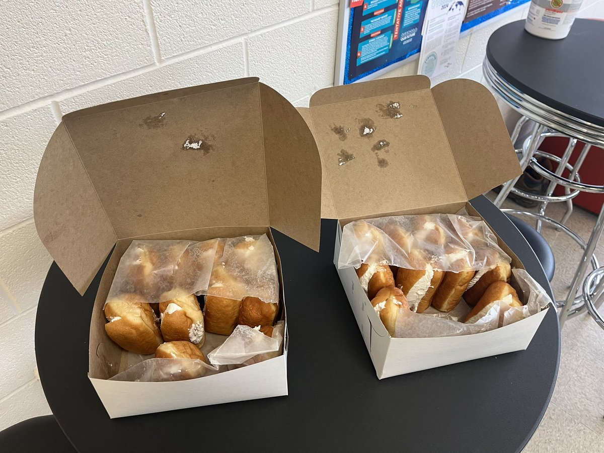 MrLaythorpe's tweet photo. Thank you @lexwrdsb for the lovely treats. We happy you had a great time at our Fun Run. https://t.co/3pLsCaZZtG