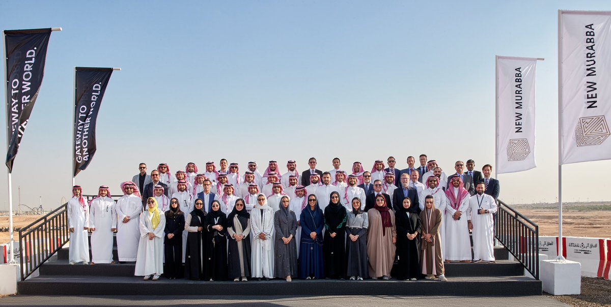 SaudiProject's tweet image. فريق شركة #المربع_الجديد إحدى شركات صندوق الاستثمارات العامة يزور موقع مشروع المربع الجديد الذي سيكون أكبر داون تاون حديث في العالم بمساحة تفوق 19 مليون متر مربع بالرياض، حيث يشهد الفريق المكون من كفاءات وطنية وعالمية الأرض ويقف عليها قبل أن تتحول لورشة إنشاءات ضخمة قريبًا