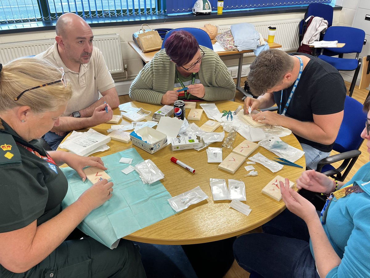 benthepara's tweet image. Wound closure training at Waveney Depot today. Teaching clinicians techniques so they can treat more patients in the community rather than transporting to A&amp;amp;E. #patientcentredcare @EEAST_WAVDLOs @EEAST_UrgCare @EastEnglandAmb @EEAST_Education