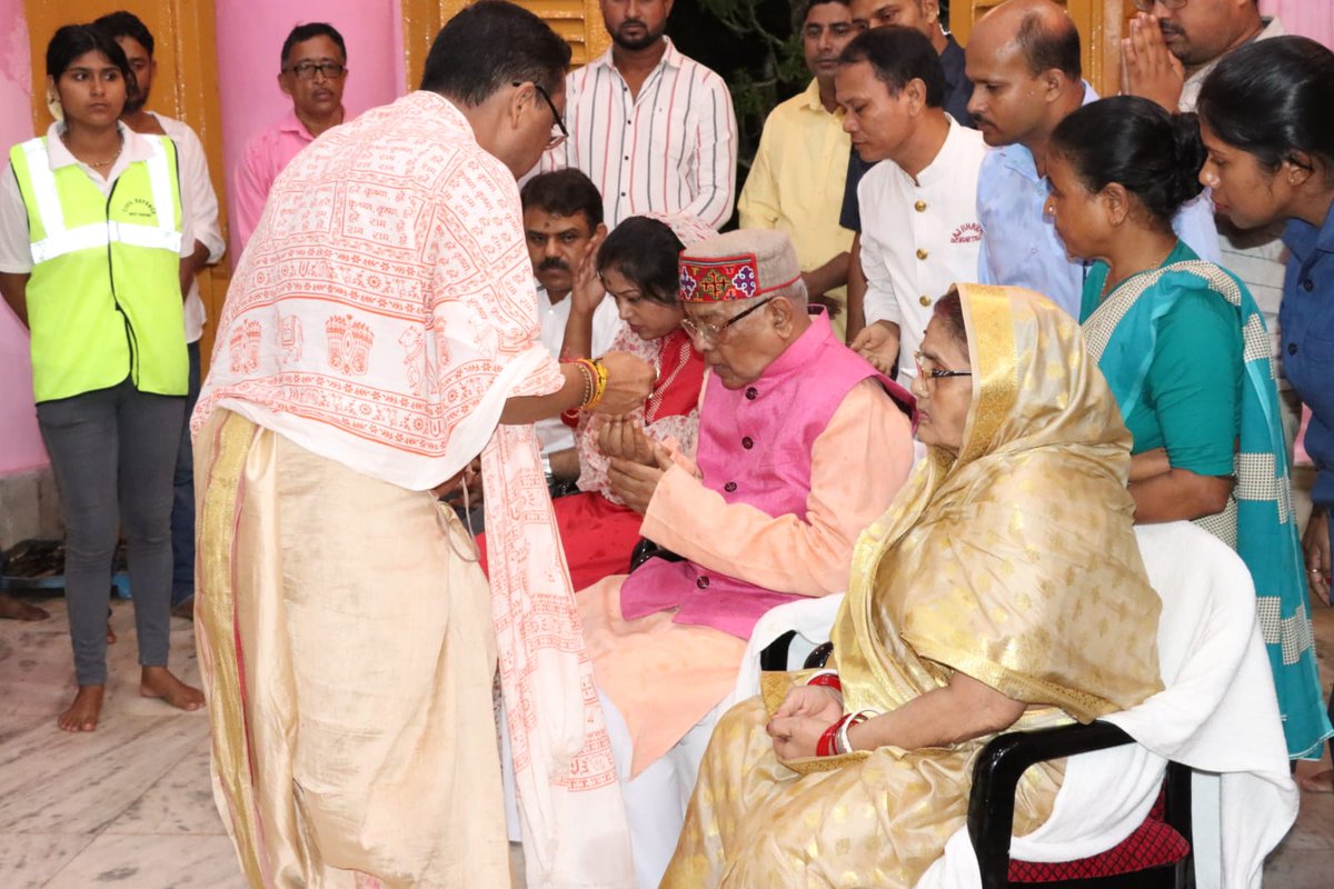 On the occasion of Maha Navami, outgoing  Hon. Governor Shri Satyadeo Narain Arya, along with his wife Smt. Saraswati Devi offered prayers and performed puja at Durga Bari temple Agartala.