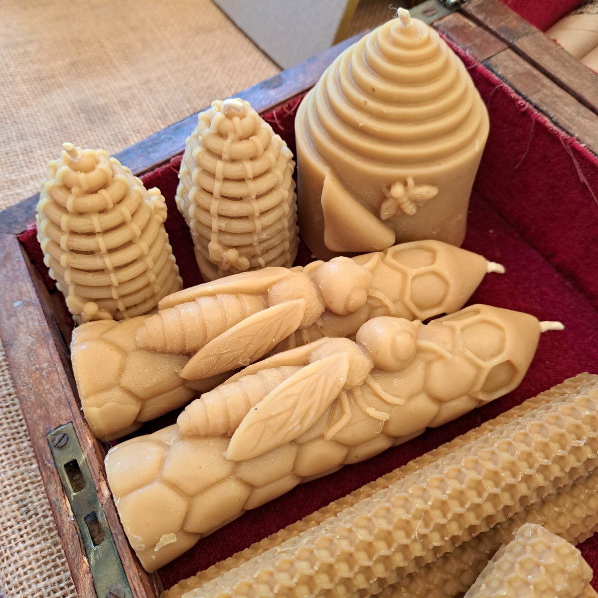 Make your Bank Holiday weekend sweet 🍯 with a visit to <a href="/LeahyBkeeping/">Sliabh Aughty honey</a>  stall this Friday from 8am-2pm.
#local #honey #friday #farmersmarket #foodie #ennis