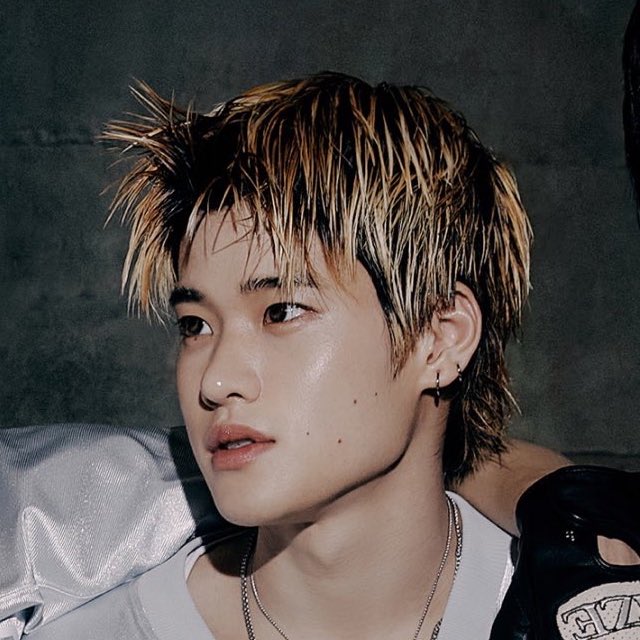 no like this is literally gag of the century he took those 90s boyband vibes and RAN WITH IT